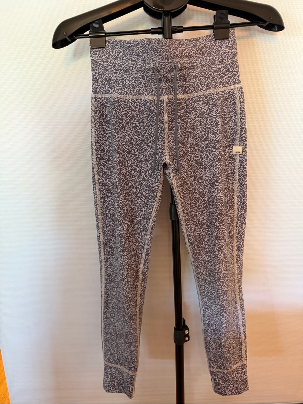 Vuori Floral-Print Leggings in Navy and Cream